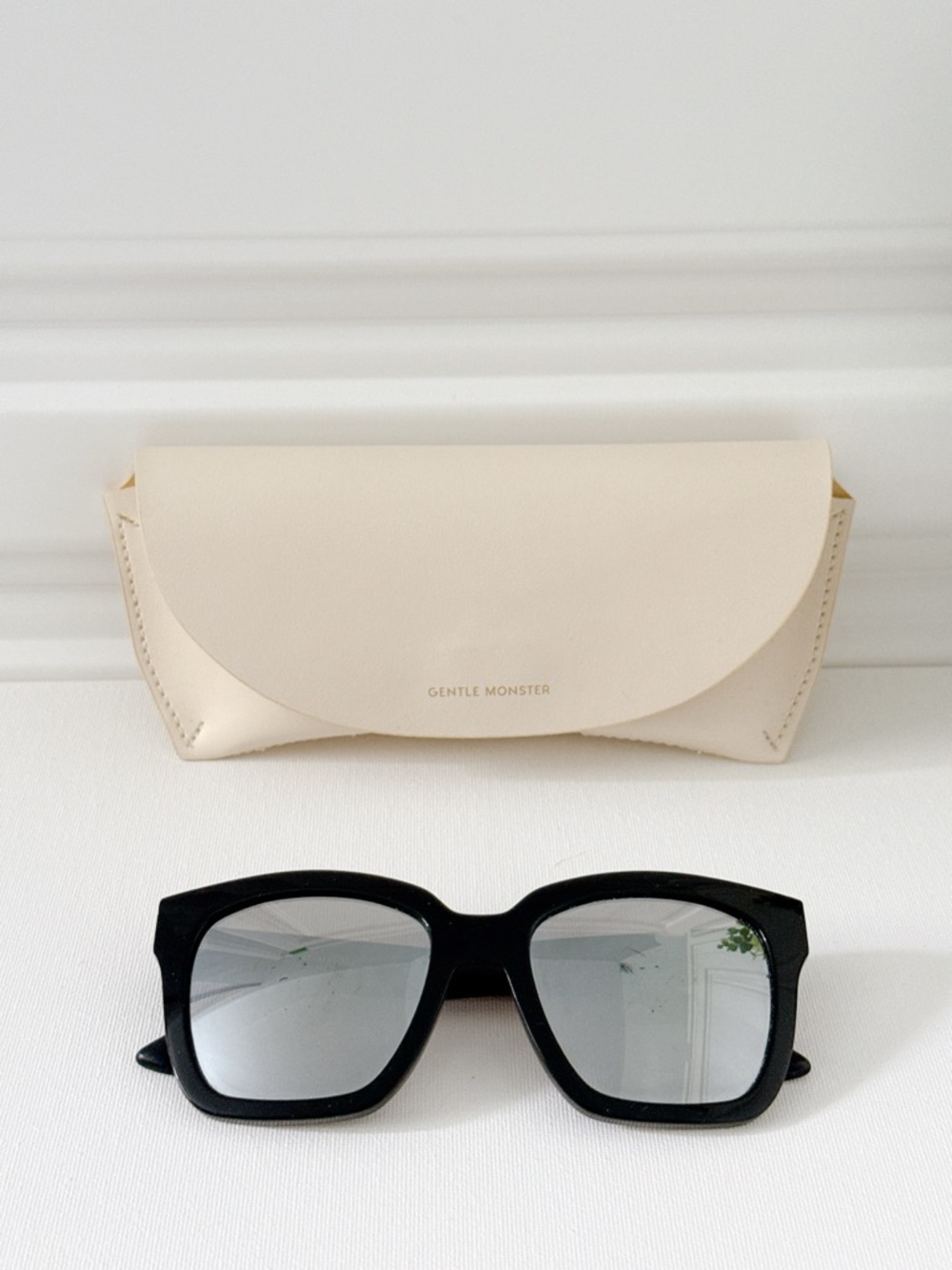 Gentle Monster The Dreamer Black Square Sunglasses with Cream Case